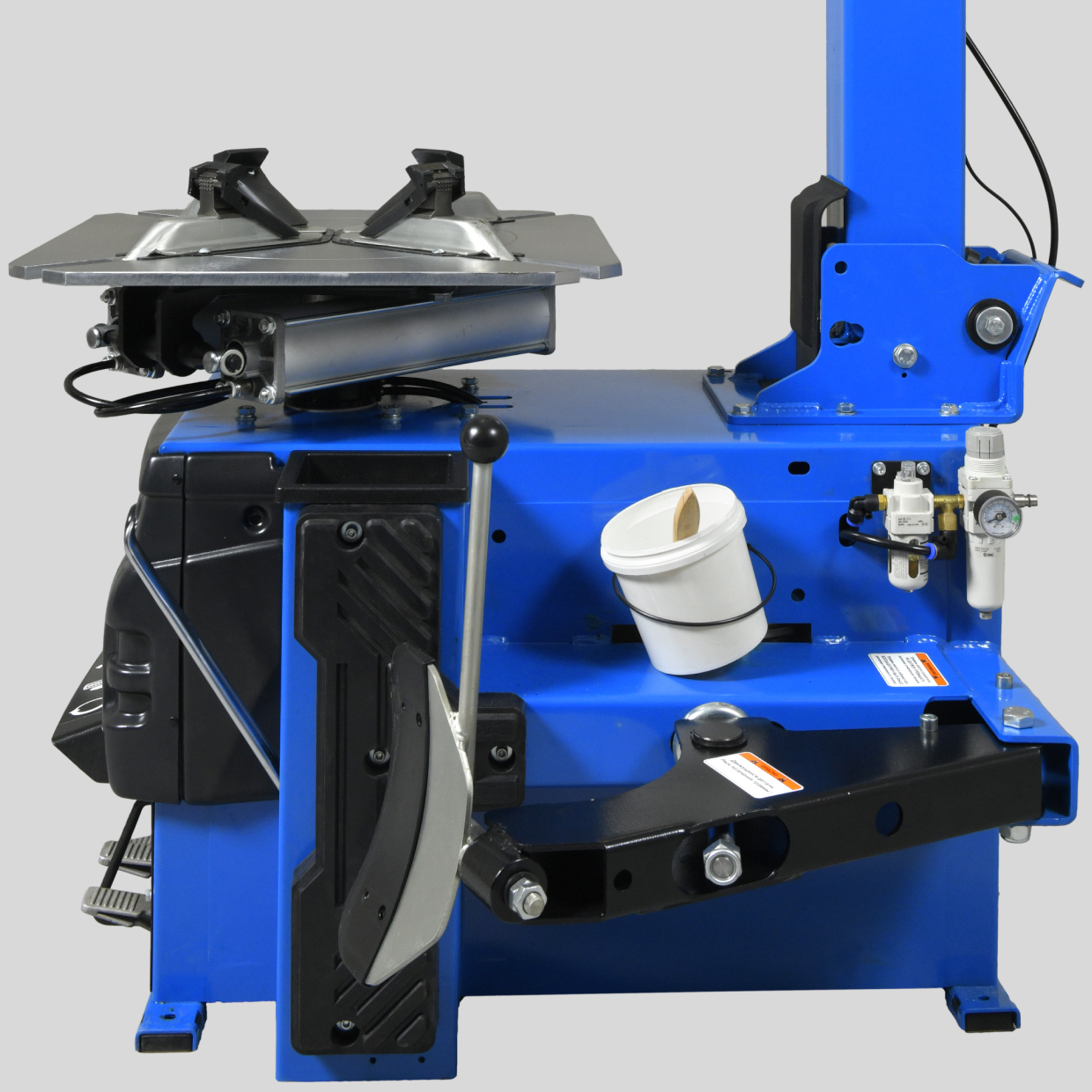 Эргономичная лопатка и надежный рычаг отрыва борта