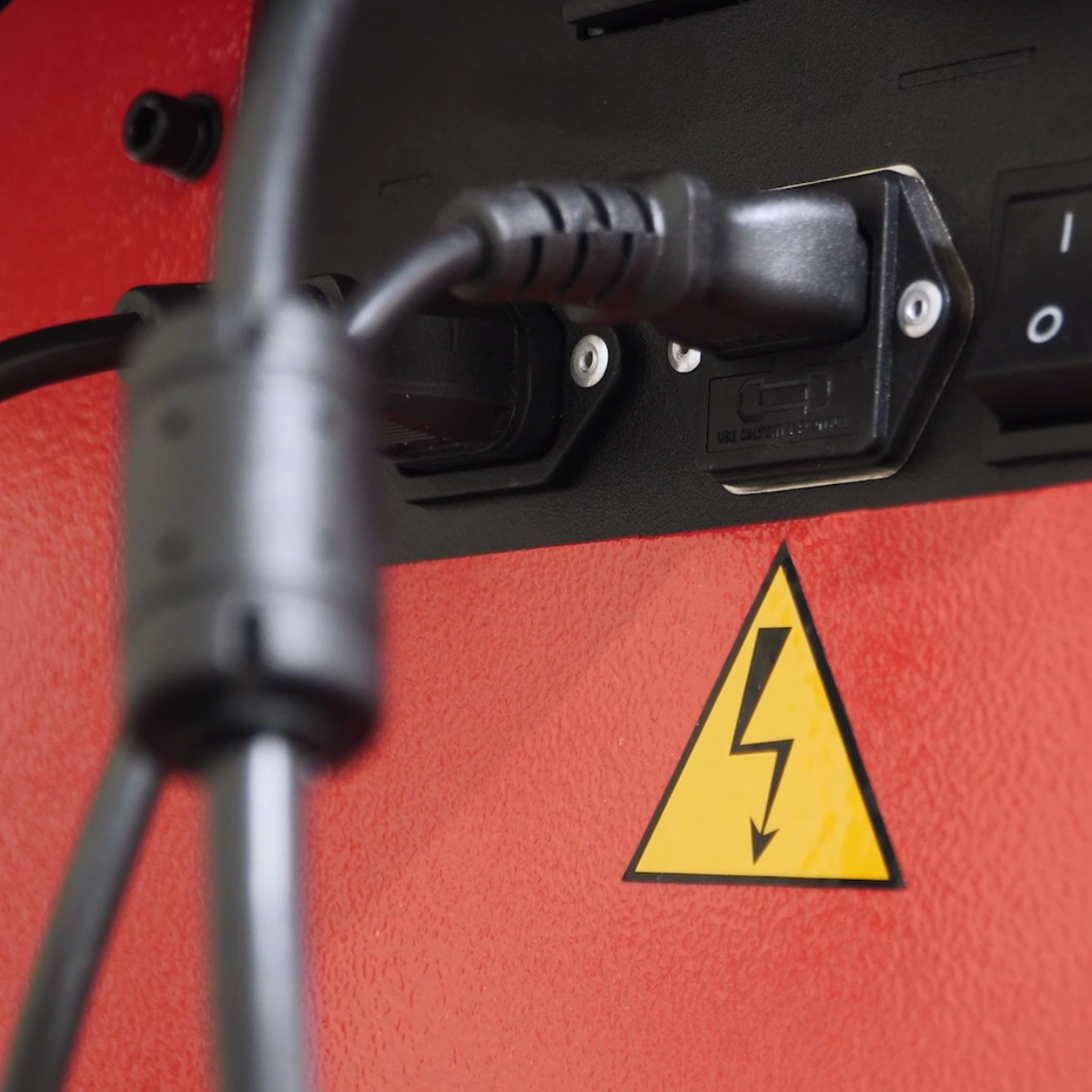 СТАНОК НАДЕЖНО ЗАЩИЩЕН ОТ СКАЧКОВ НАПРЯЖЕНИЯ